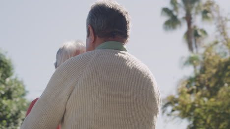 amorosa pareja de ancianos románticos en su jubilación