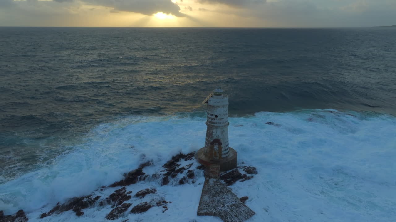 faro de mangiabarche: vista aérea de cerca de este hermoso faro con olas