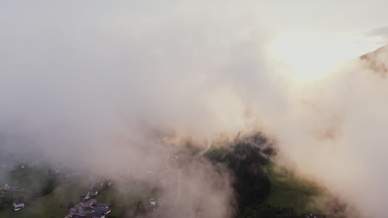 해가 뜨는 동안 안개가 가득한 산촌