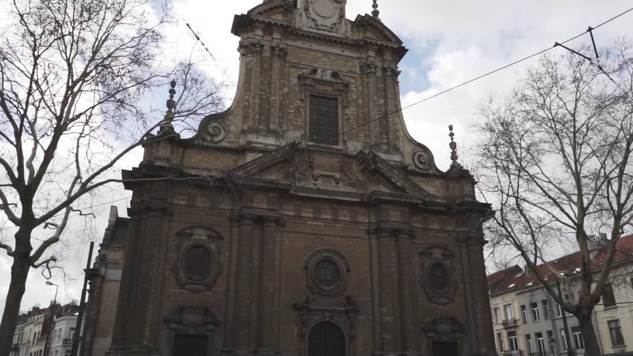 bruselas, bélgica, grafiti, mural, metro, átomo, autobús, estatuas y plazas en cámara lenta