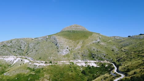 Toma-De-Establecimiento-Del-Hermoso-Pico-De-Una-Montaña-En-Verano