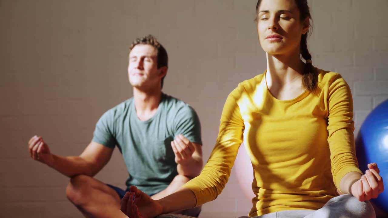 hombre y mujer haciendo yoga 4k