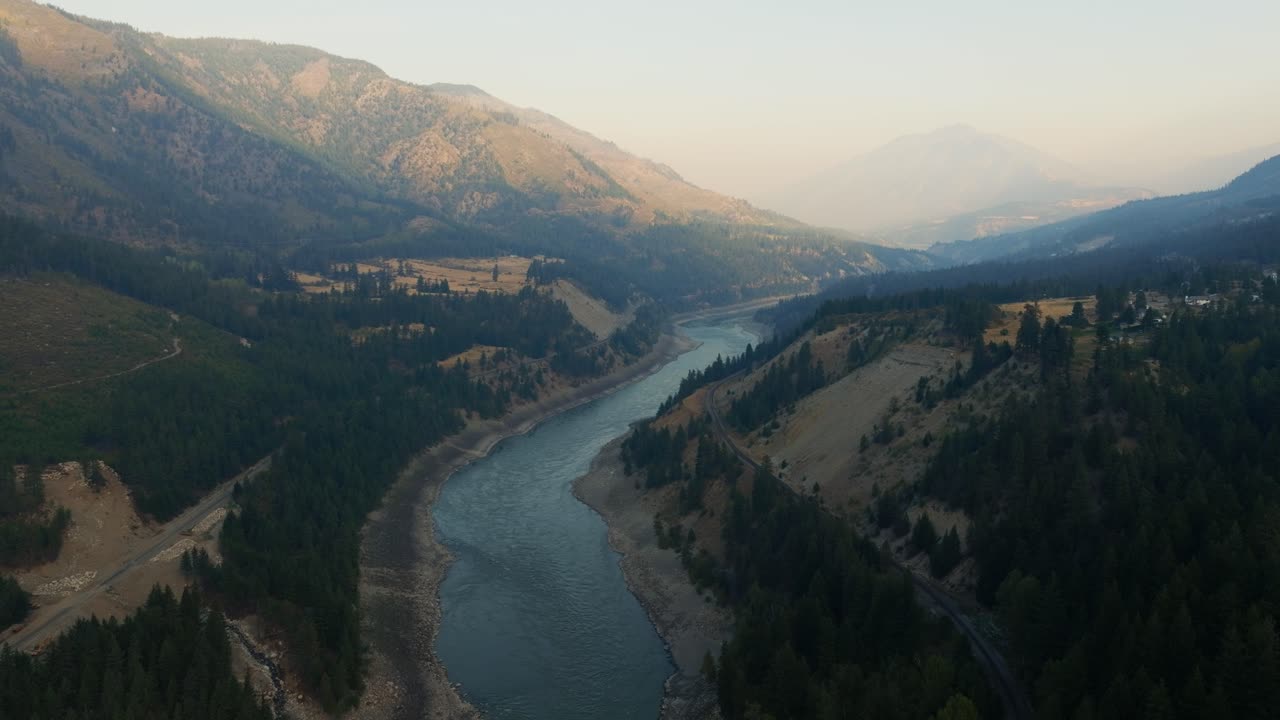 el río fraser al amanecer en bc