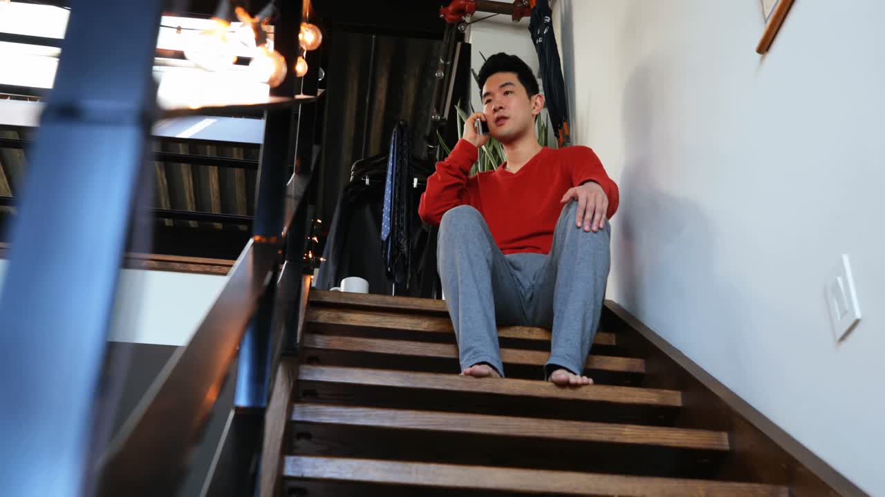 4k 계단에서 휴대전화로 이야기하는 남자