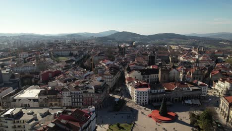 Fliegen-Sie-über-Das-Stadtzentrum-Von-Braga,-Portugal-23