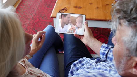 Couple-talking-on-video-meeting-on-a-smartphone