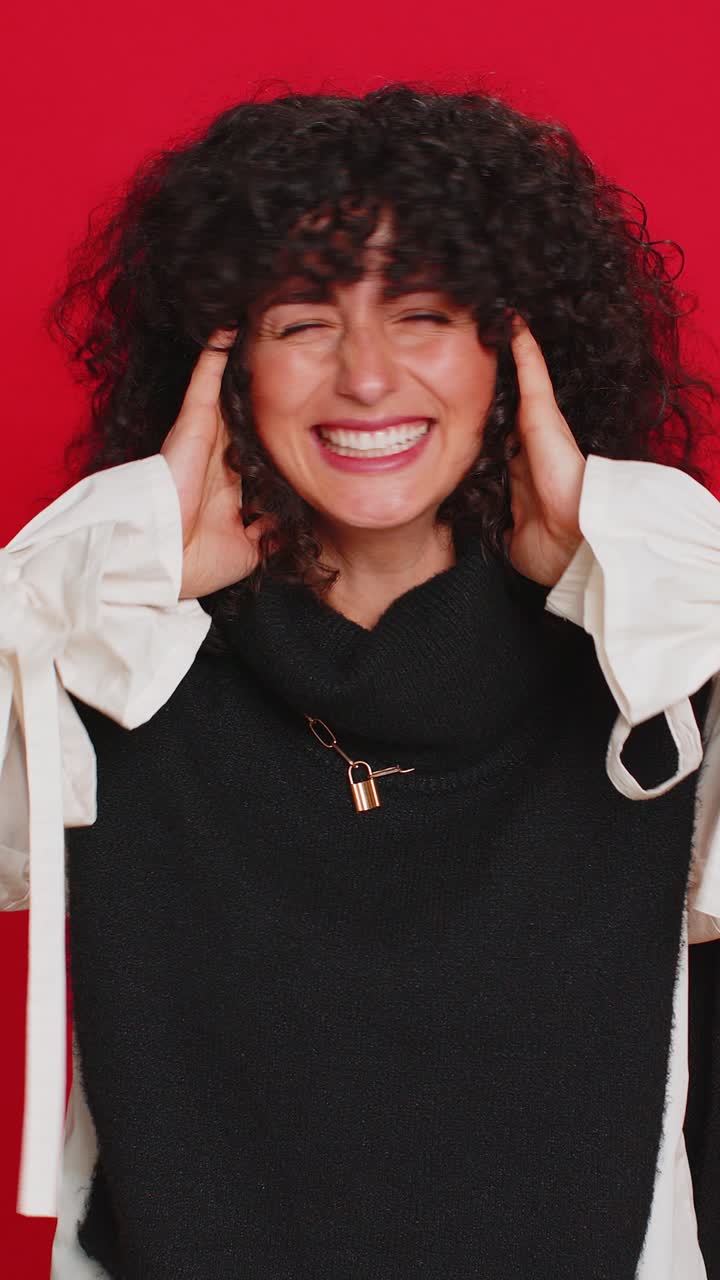 molesta irritada mujer cubriendo las orejas gestando no evitando consejos ignorando el ruido voces fuertes