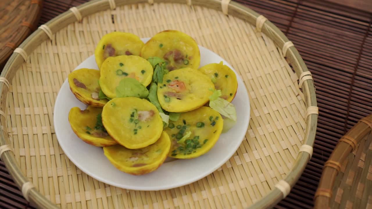 slowmo - 프라하의 음식 축제에서 고기, 몽고 콩나물, 튀긴 양파, 고수풀을 곁들인 아시아 요리 그릇 - 클로즈업