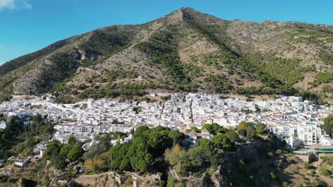 mijas pueblo pueblo blanco de montaña en málaga, andalucía, españa - antena 4k