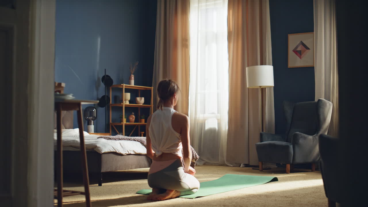 침실 에서 요가 를 연습 하는 여자