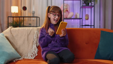 encantadora chica adolescente en casa usar teléfono inteligente escribir navegación wow sí descubrió gran gran victoria celebrar