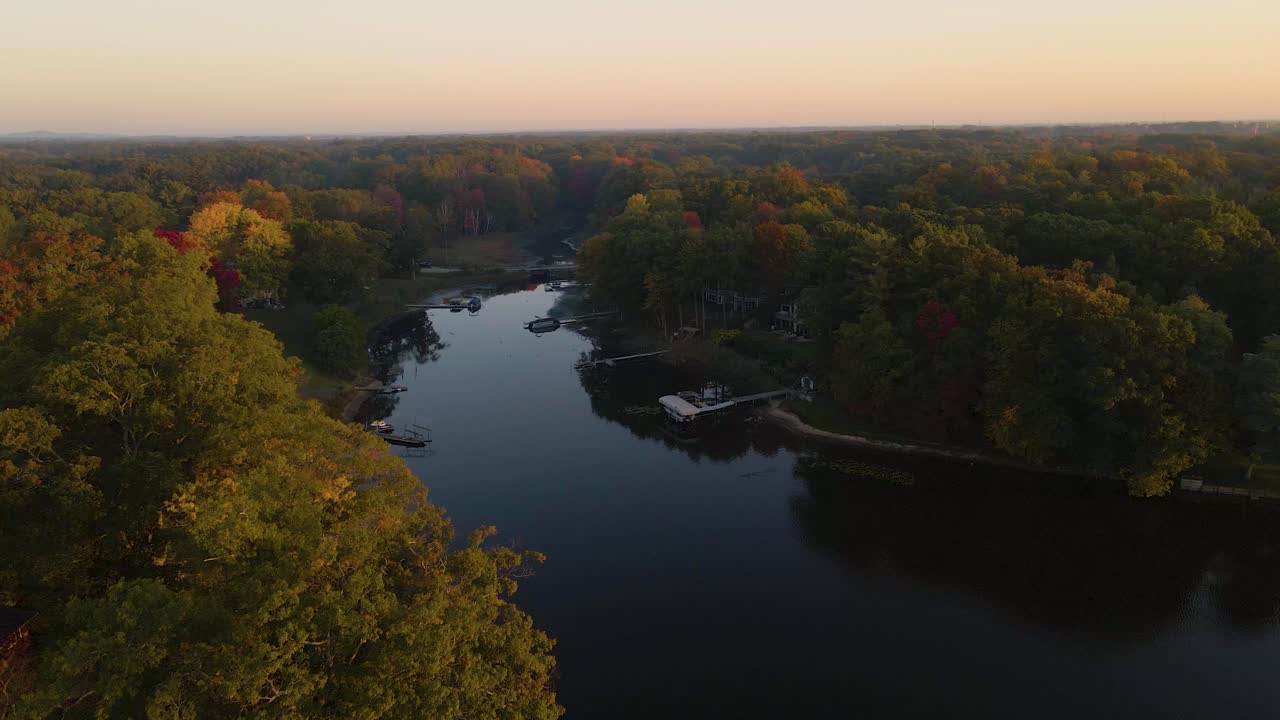 la desembocadura de un arroyo que actúa como afluente del lago mona a principios del otoño