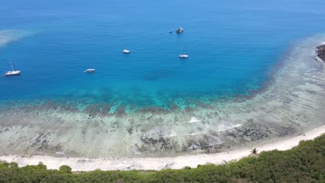 Vista-Aérea-Cinematográfica-De-La-Playa-Paradisíaca-Con-Olas-Cristalinas-Rompiendo-Contra-La-Orilla