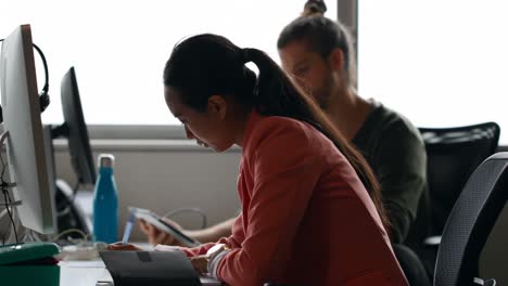 Business-colleagues-working-together-on-desk-in-office-4k