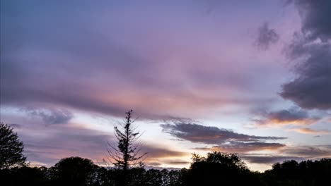 cielo naranja y morado después del atardecer