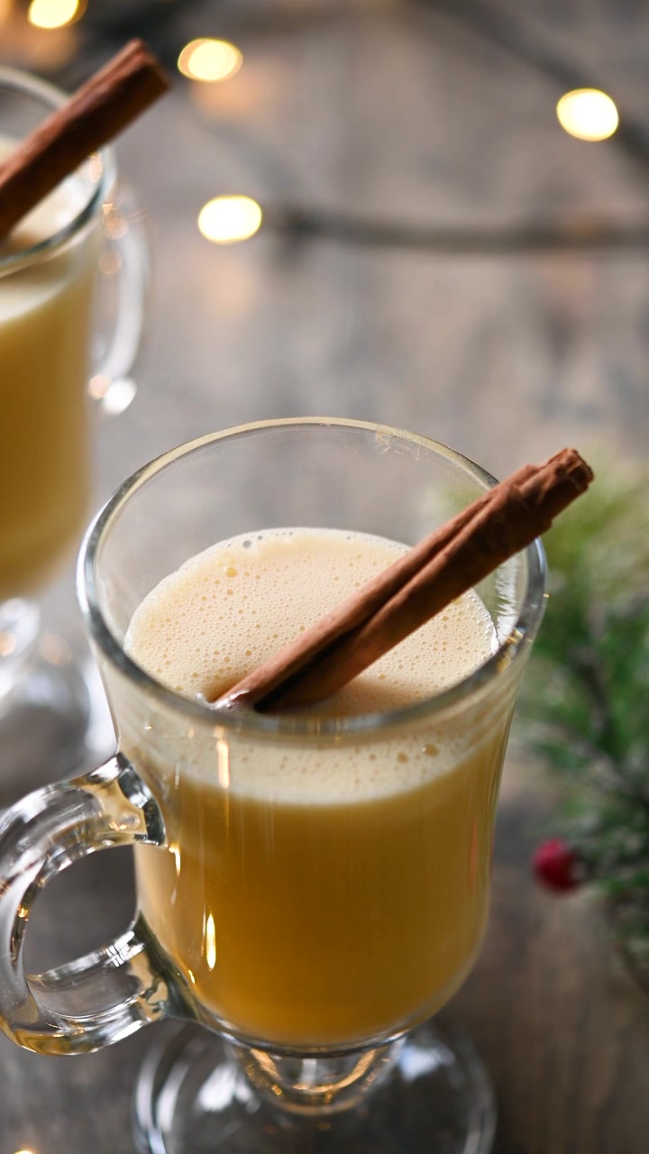 Aggiunta di bastoncino di cannella all'eggnog natalizio
