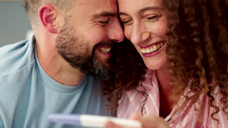 Sonrisa,-Prueba-De-Embarazo-Y-Pareja-Feliz