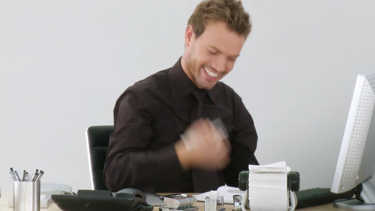 hombre de negocios muy confiado en un resultado comercial