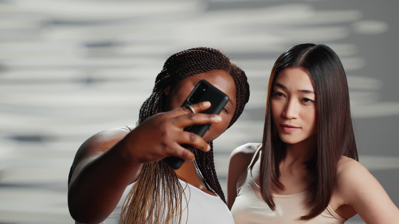 두 명의 여성이 셀피를 찍고 있습니다.