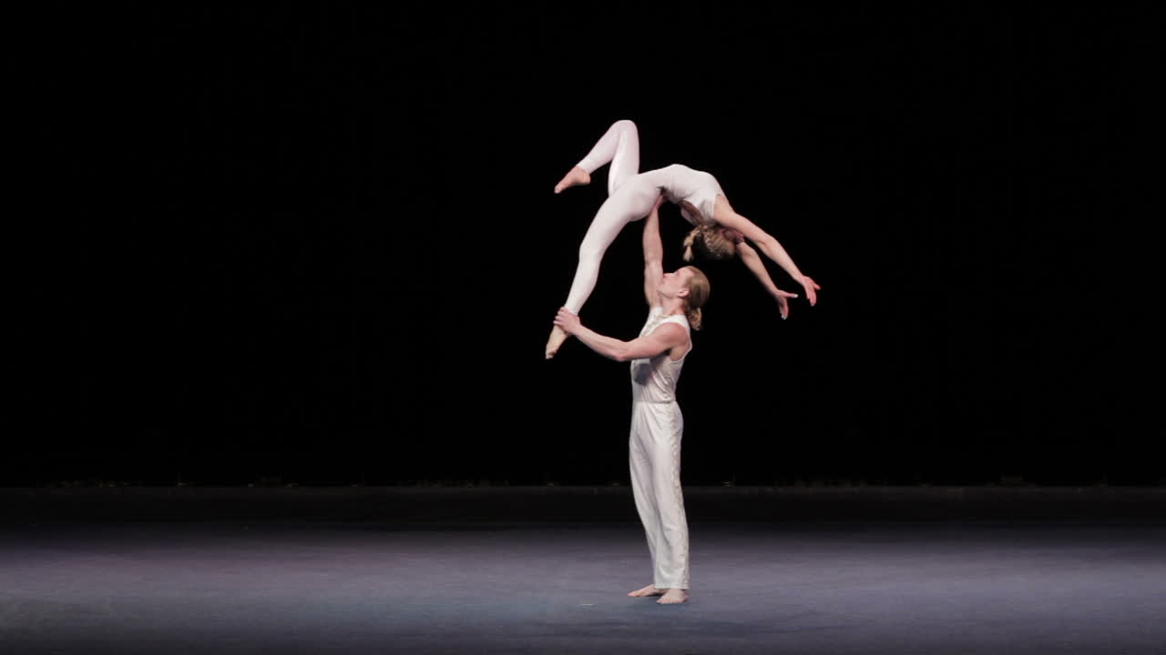 서커스 예술가 들 은 여러 가지 트릭 을 한다