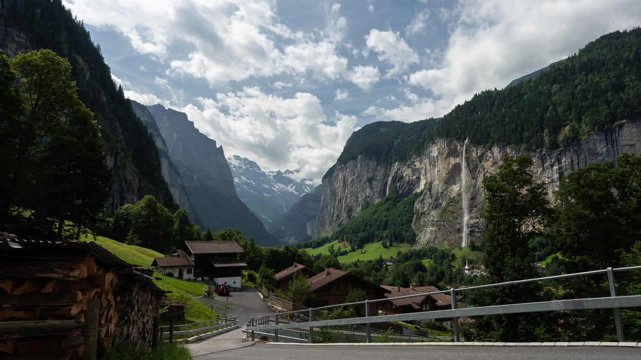 폭포가 있는 스위스 알프스 계곡