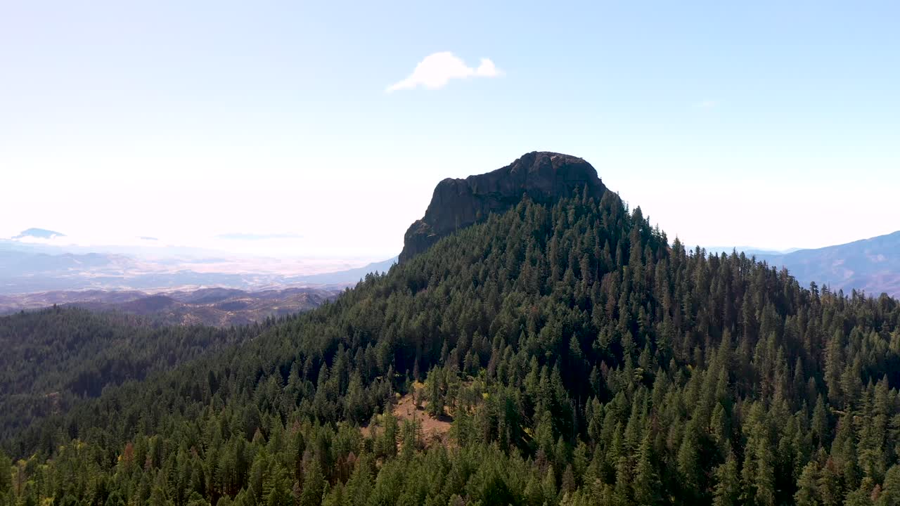 vista aérea de pilot rock en el sur de oregon