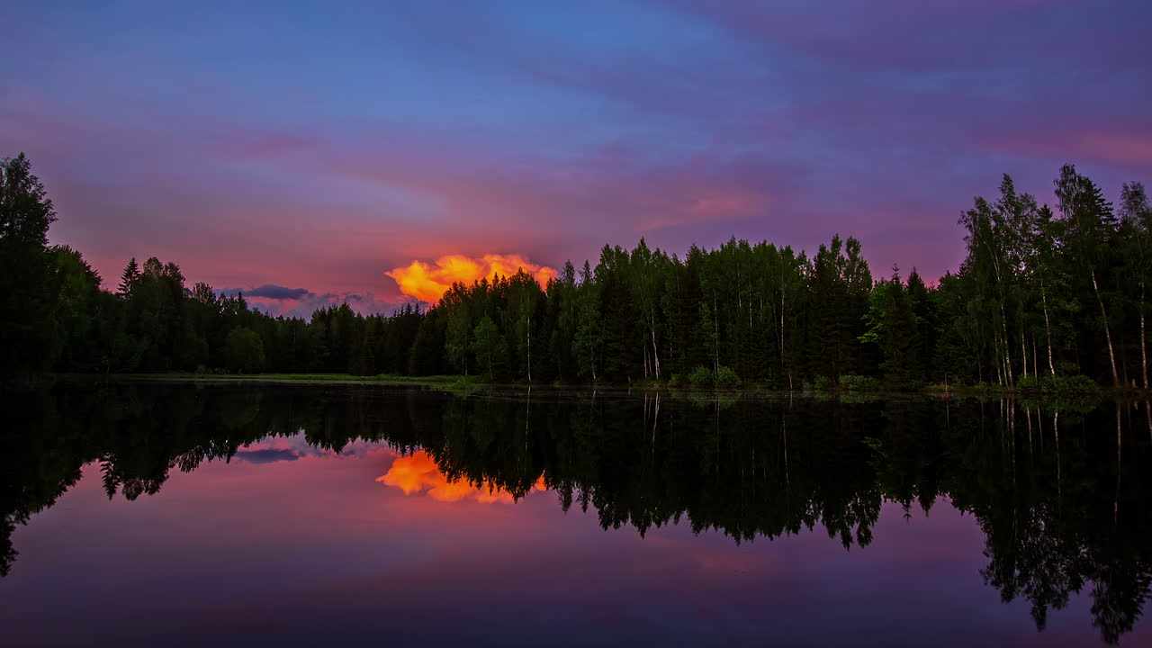 día a noche en lapso de tiempo de una zona rural con hermosos árboles y un lago prístino frente a él