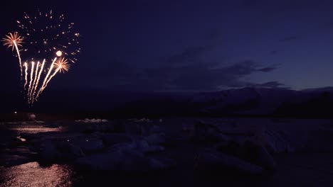 Asombrosos-Fuegos-Artificiales-En-La-Laguna-Glaciar,-Jokulsarlon-En-Islandia