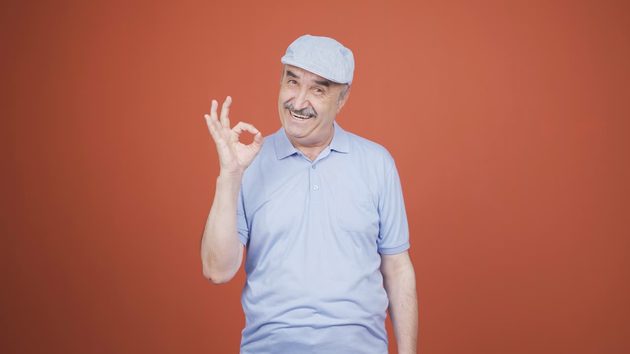 ⁇ 은이가 카메라에 긍정적인 제스처를 하고 있습니다.