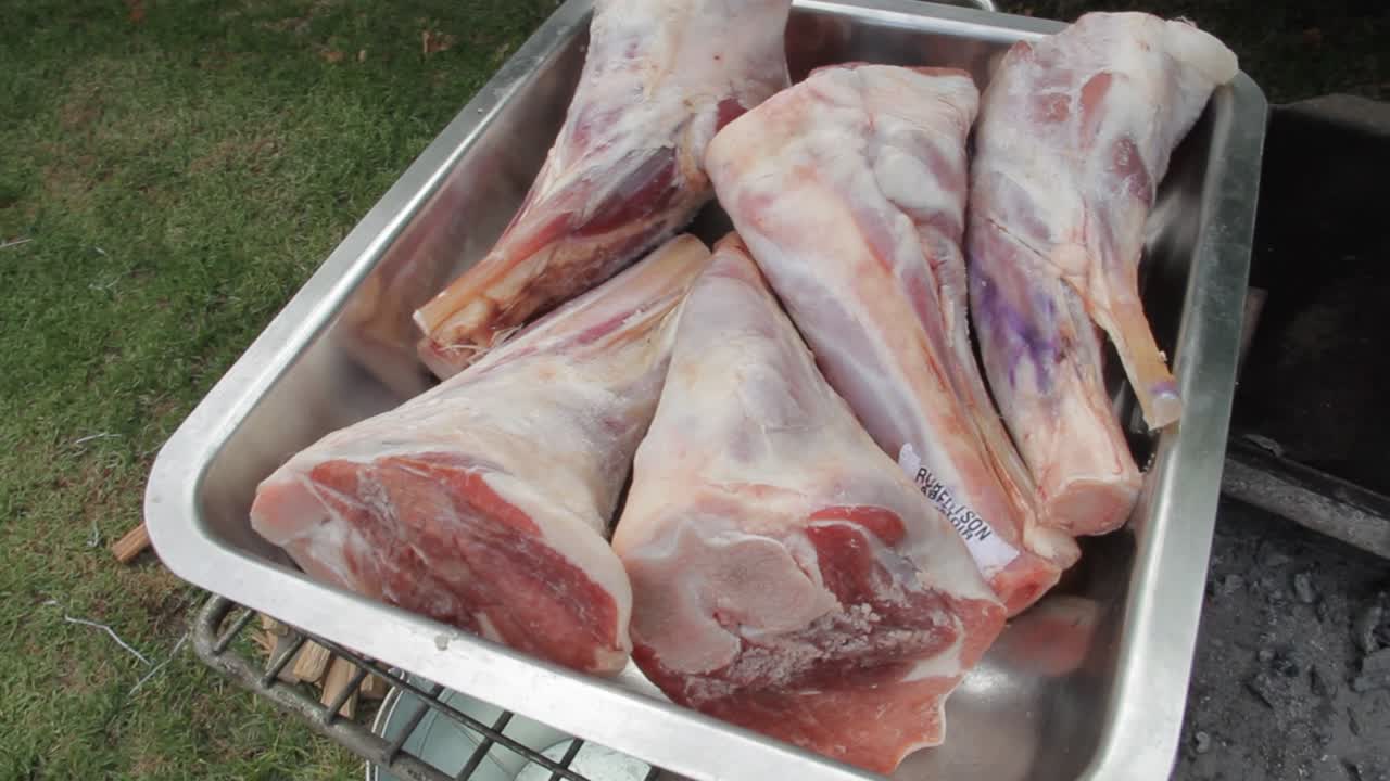 pierna de cordero a punto de ir a la olla