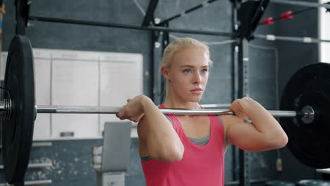 mujer levantando pesas en el gimnasio