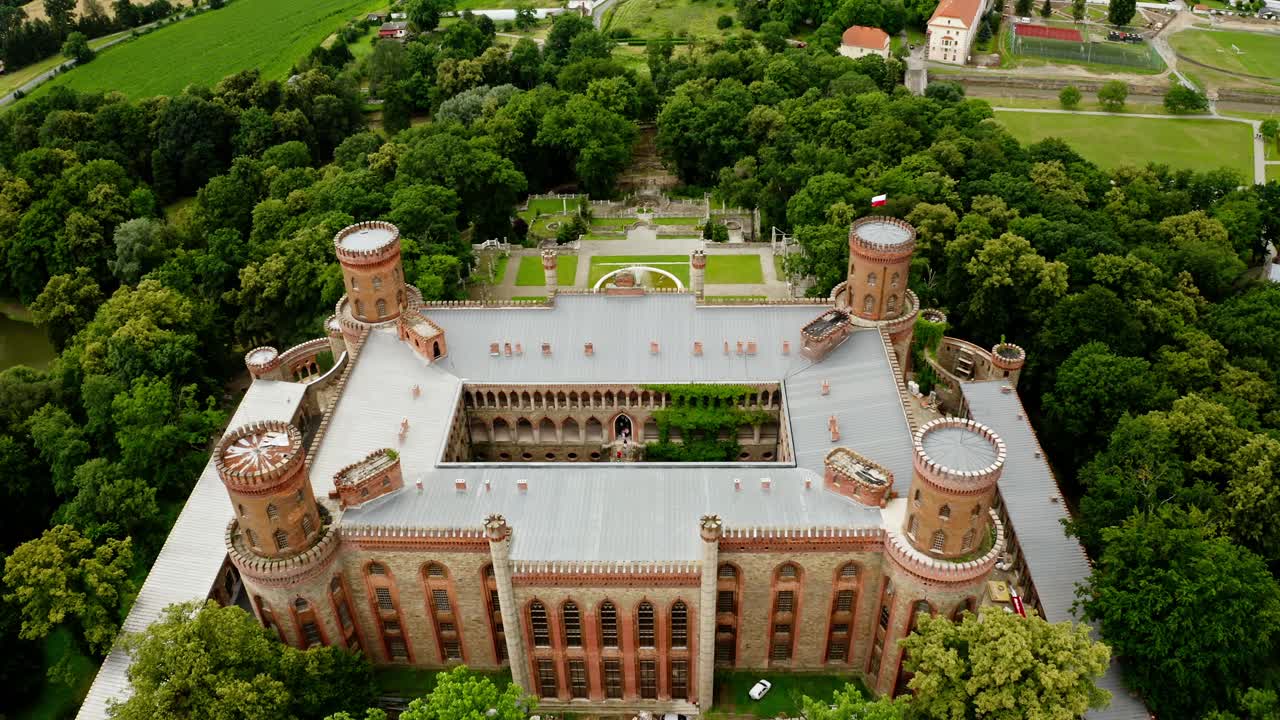 폴란드 의 하부 실레시아 에 있는 중세 성 인 카미네츠 자브코비키 궁전 의 공중 사진