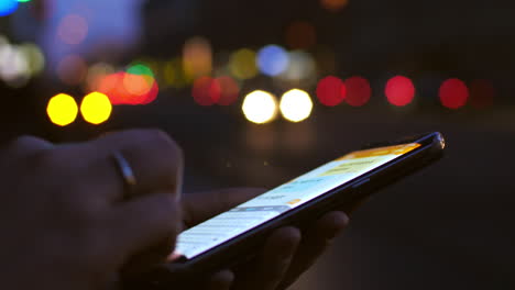 En-La-Calle-De-Noche-Una-Chica-Trabajando-En-Un-Teléfono-Móvil.