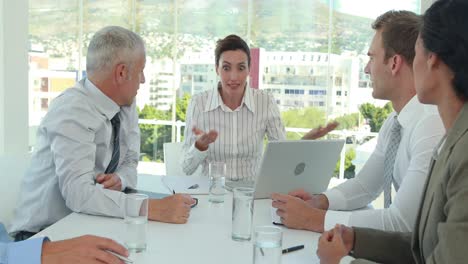 equipo de negocios que tiene un desacuerdo