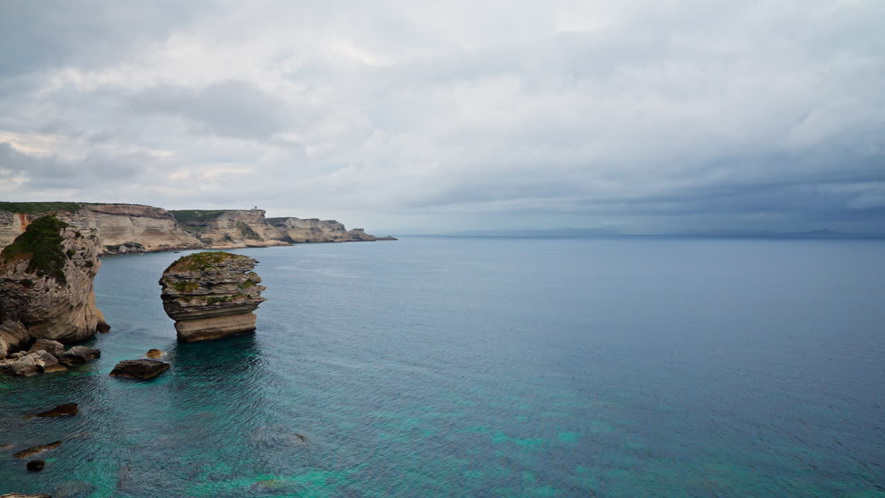 Vista panoramica dell'alta costa rocciosa a Bonifacio, Corsica, Francia