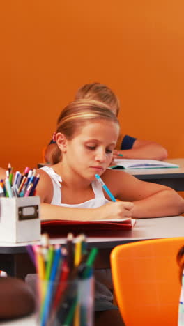 niños de la escuela haciendo sus deberes