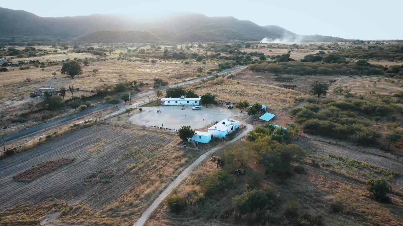 4k의 멕시코 황야 풍경에서 느린 드론 촬영, 해가 지는 산을 향해 날아가다