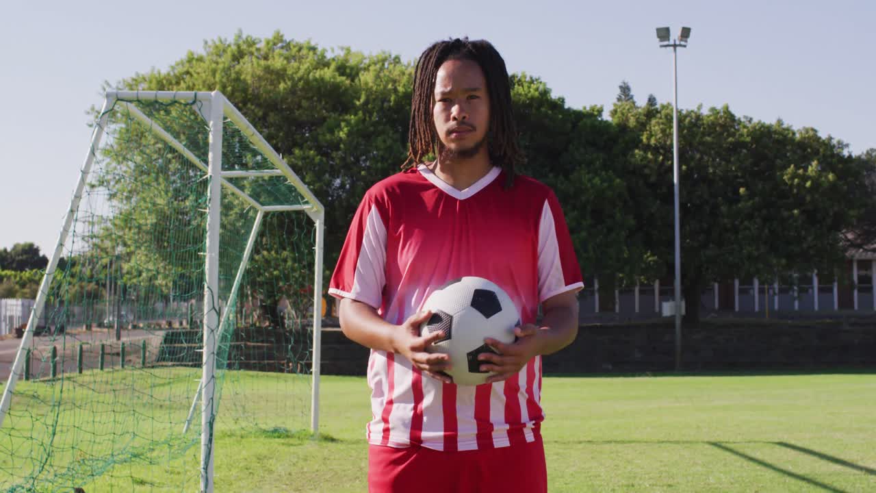Video di un calciatore afroamericano con il pallone.