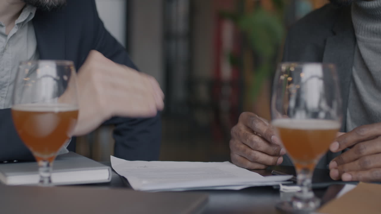 Incontro d'affari e firma del contratto
