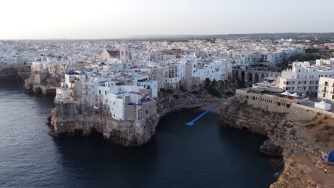 Cliff-Diving-Platform-In-Bastione-di-Santo-Stefano-With-Lama-Monachile-In-Polignano-a-Mare,-Italy