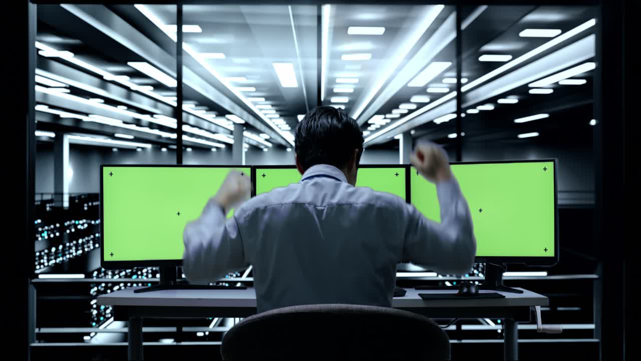 it 기술자가 서버 에서 성공을 축하하고 있습니다.