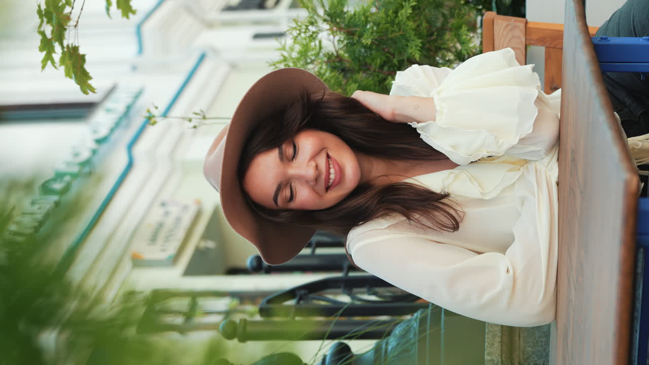 야외 카페에서 휴식을 취하는 여자