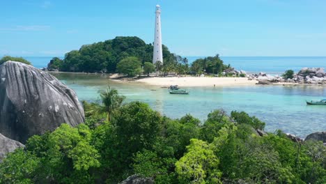 panorámica aérea de la isla lengkuas en belitung indonesia con un hermoso faro blanco