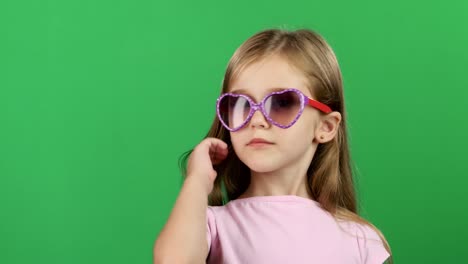 chica con gafas de sol en forma de corazón