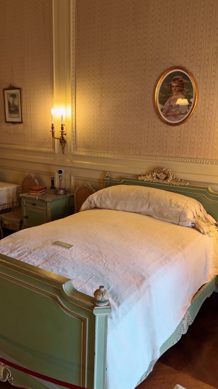 Boston, USA, 5 maggio 2025: Interno di camera da letto vintage con letto in legno verde e telefono antico.