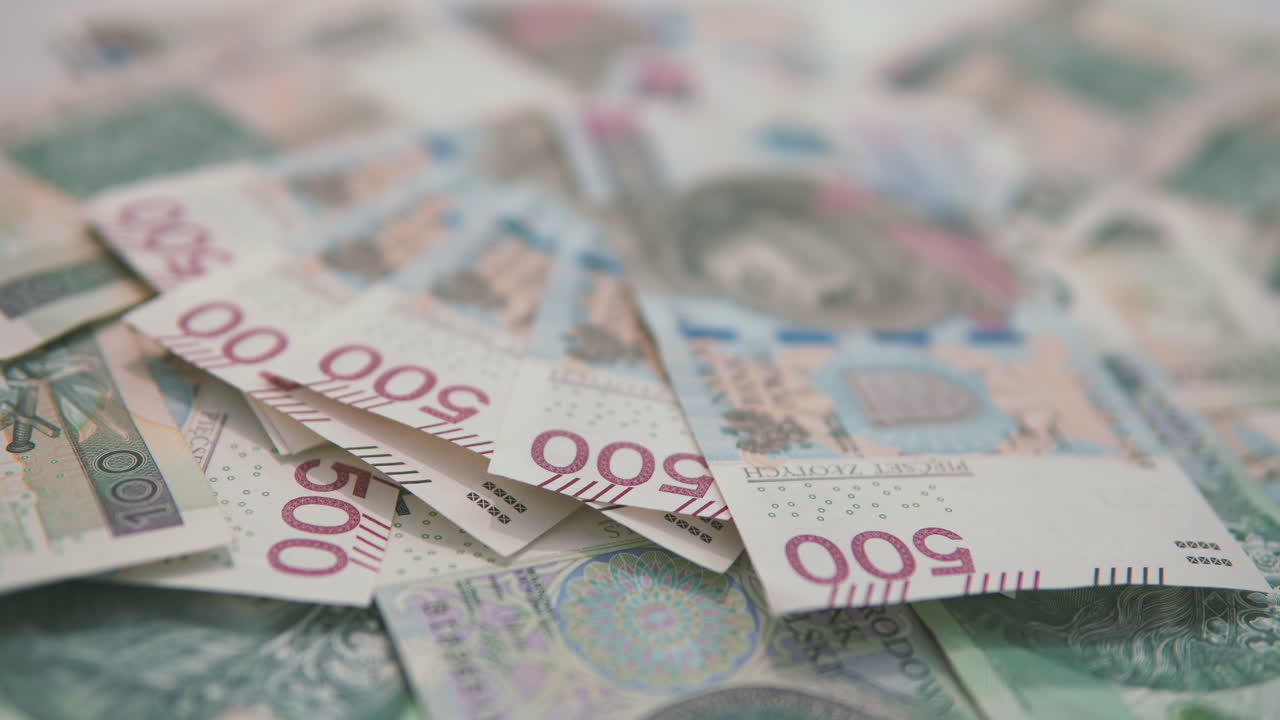 Z rozostřeného do zaostřeného: pozadí s 500 polskými zlotými.