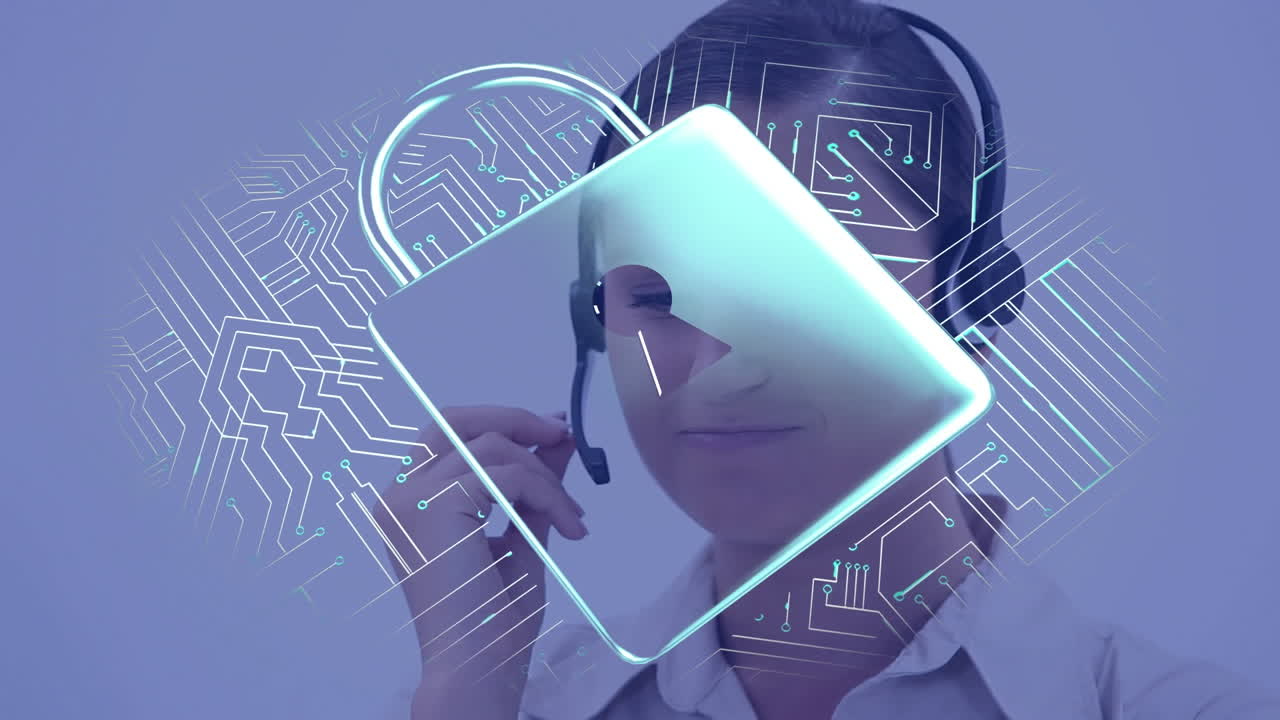 animación de un candado de seguridad en línea sobre una mujer de negocios que usa auriculares de teléfono