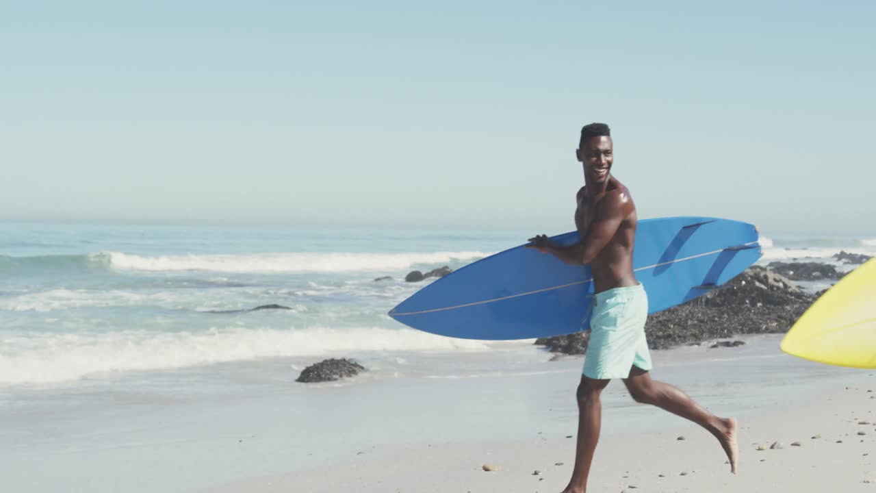 una pareja afroamericana lista para ir a surfear