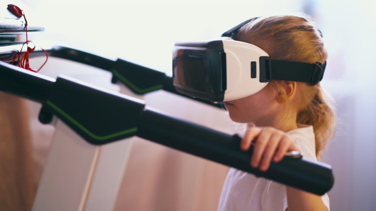 chica con auriculares vr camina a lo largo de la cinta de correr en la habitación de luz