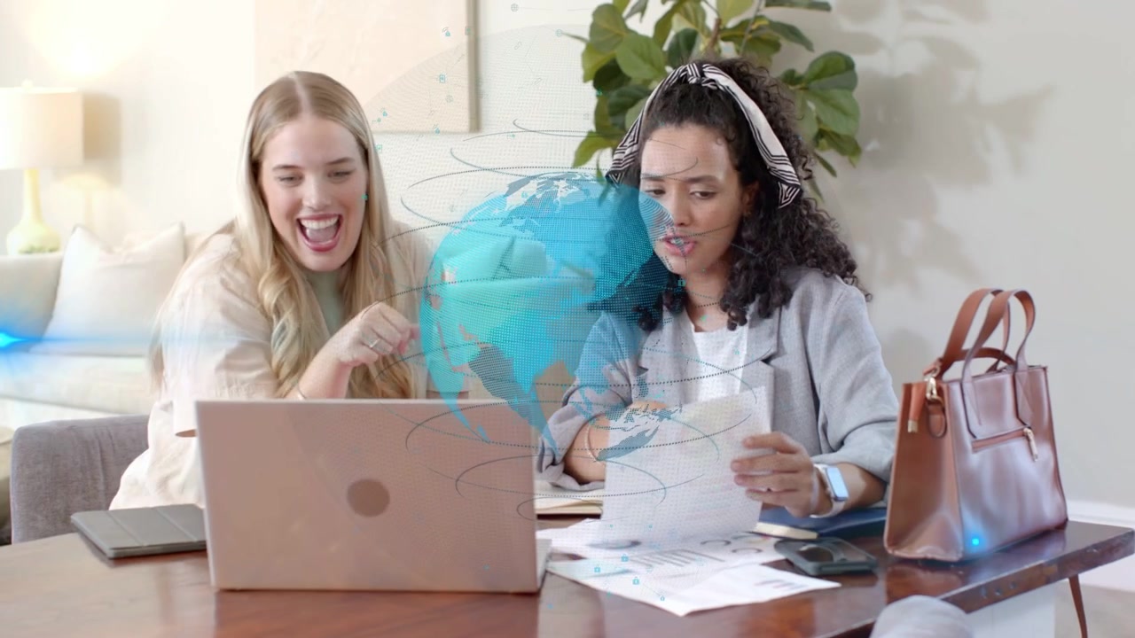 Donna bionda che indica un laptop, un partner che legge documenti, mentre lavorano a un piano aziendale con una sovrapposizione di un globo blu